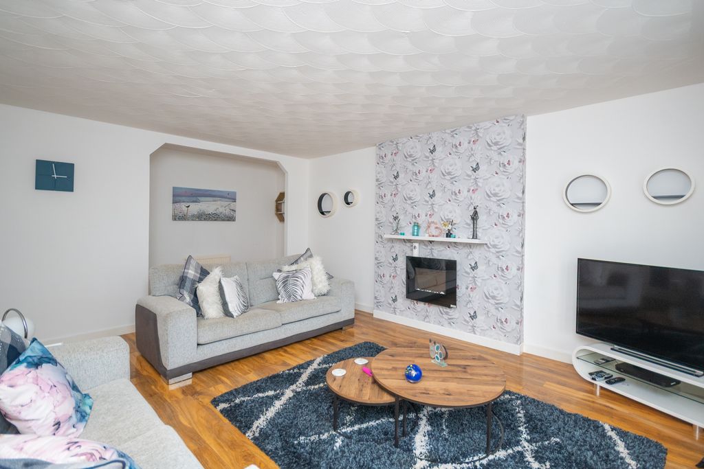 Property photo 3 of 15 Lounge