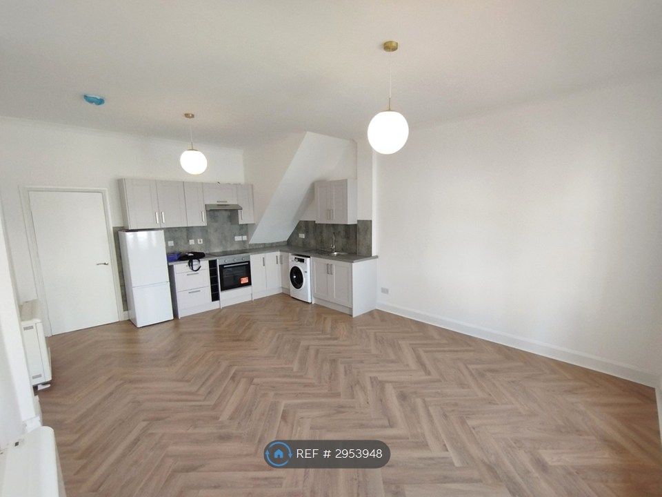 Property photo 2 of 13 Living Room / Kitchen