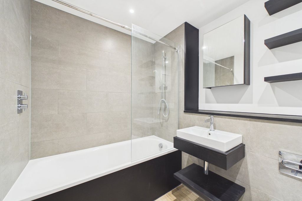Additional image 7 of 2 bed flat for saleFlagstaff Road, Reading, Berkshire RG2