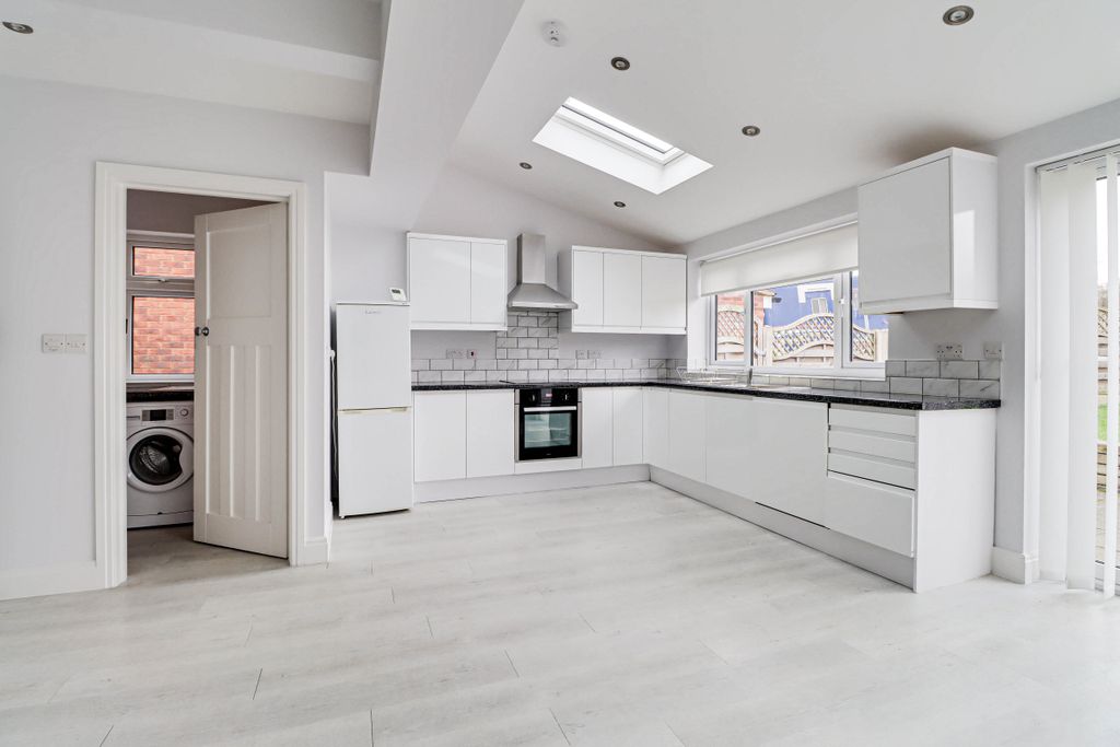 Property photo 3 of 18 Kitchen