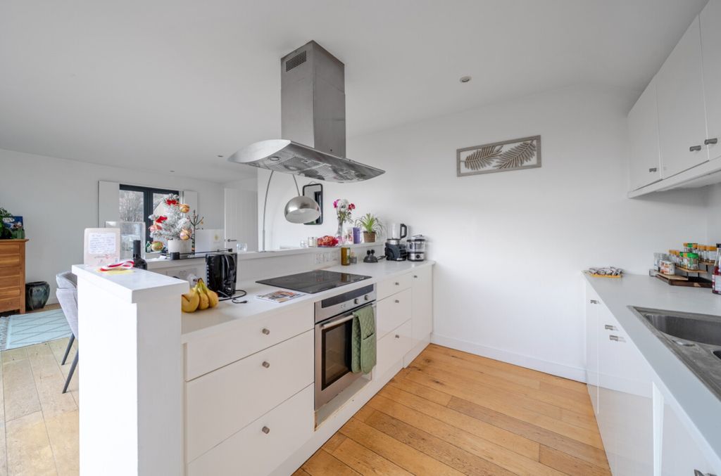 Property photo 3 of 23 1388302-12-6936Ed72F3982