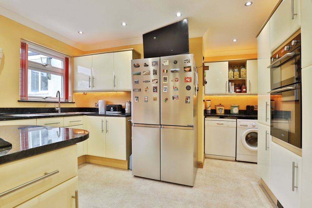 Property photo 2 of 18 Kitchen