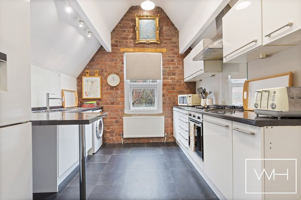 Property photo 3 of 18 1 Victoria Road Crescent, Doncaster 05_297