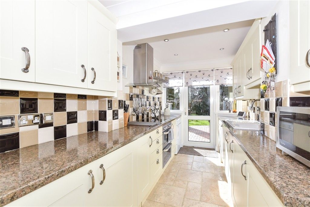 Property photo 2 of 11 Kitchen