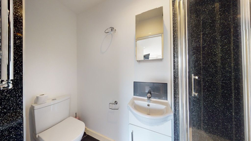 Property photo 3 of 9 Bathroom