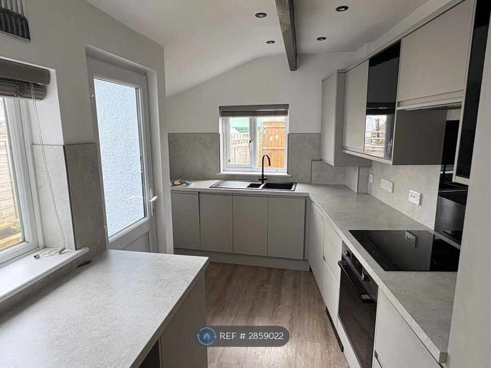 Property photo 2 of 7 Kitchen