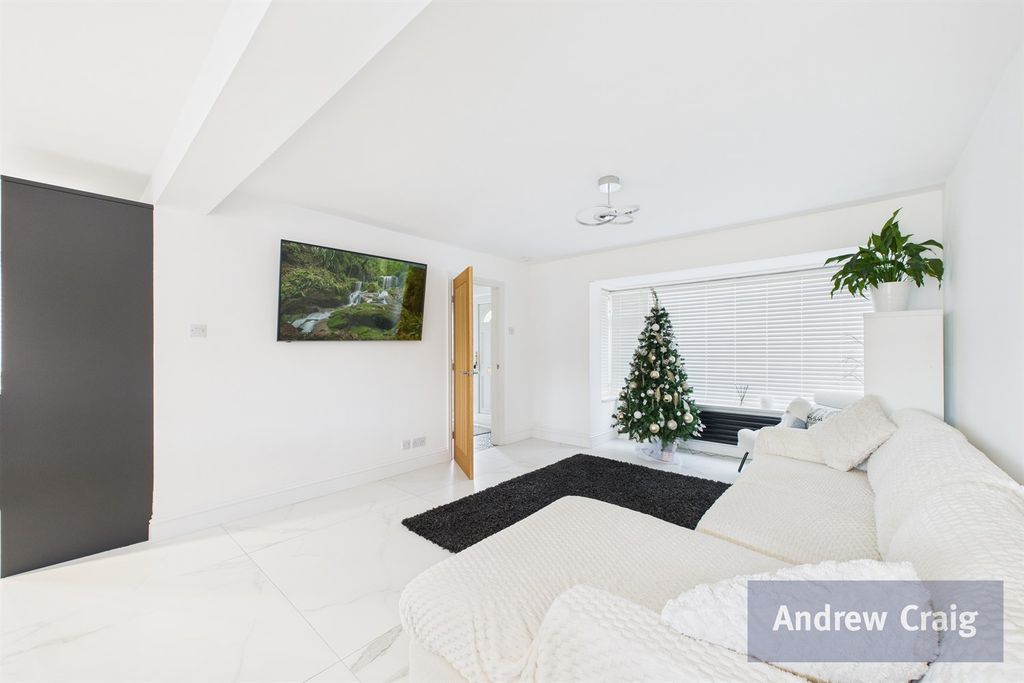 Property photo 2 of 11 Lounge