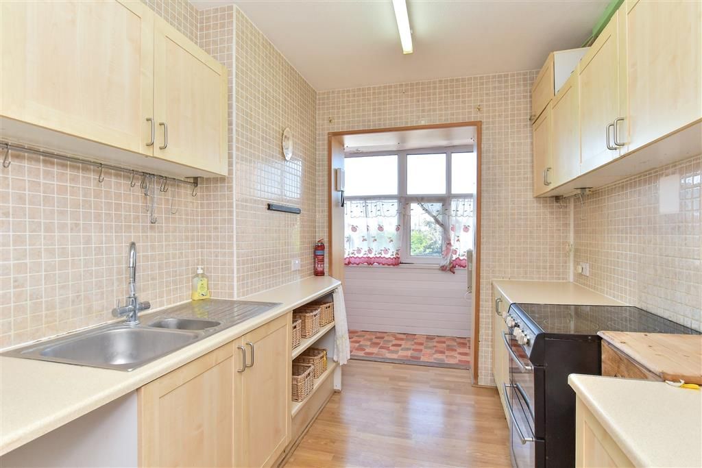 Property photo 3 of 11 Kitchen