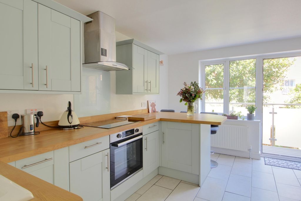Property photo 3 of 13 Kitchen2
