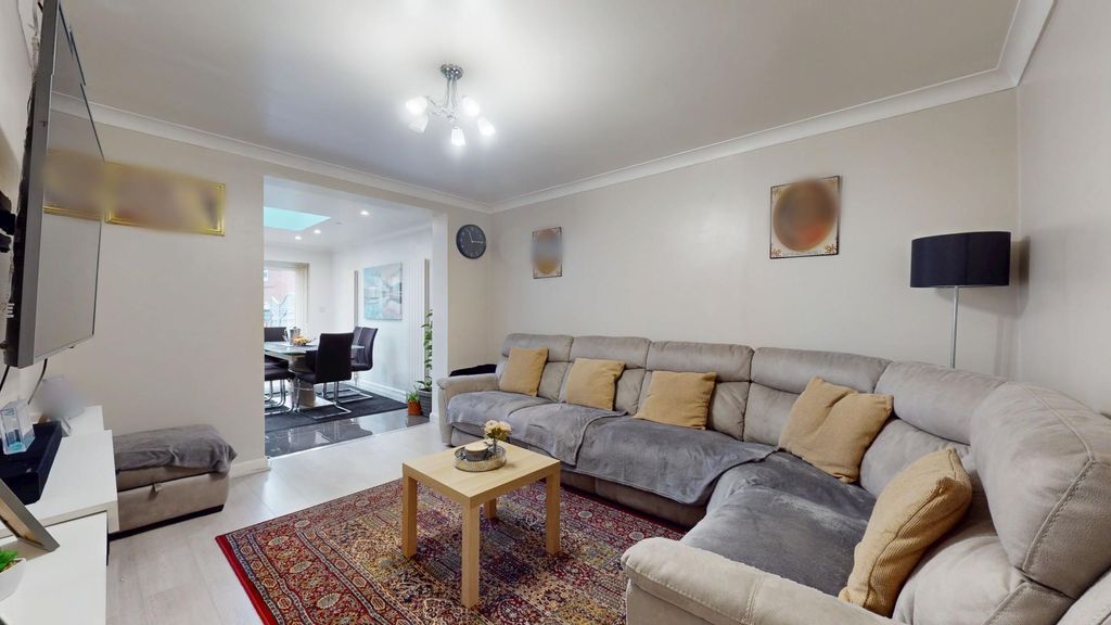 Property photo 3 of 14 .