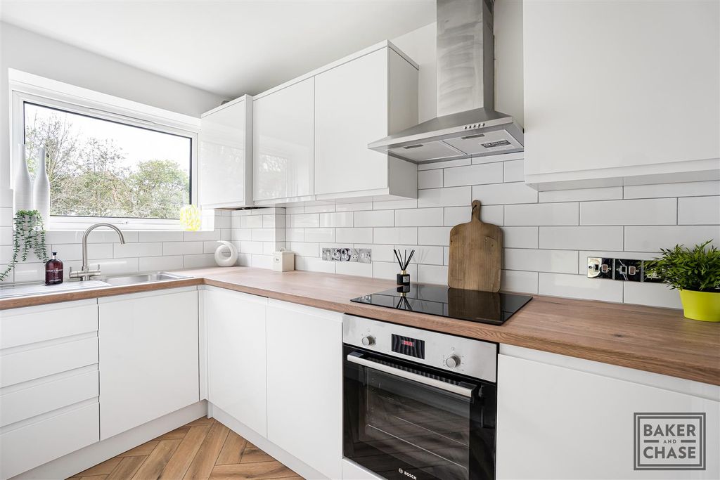 Property photo 3 of 10 Kitchen