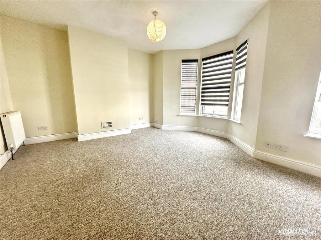 Property photo 3 of 16 Bright Bedroom With Bay Window And Space...
