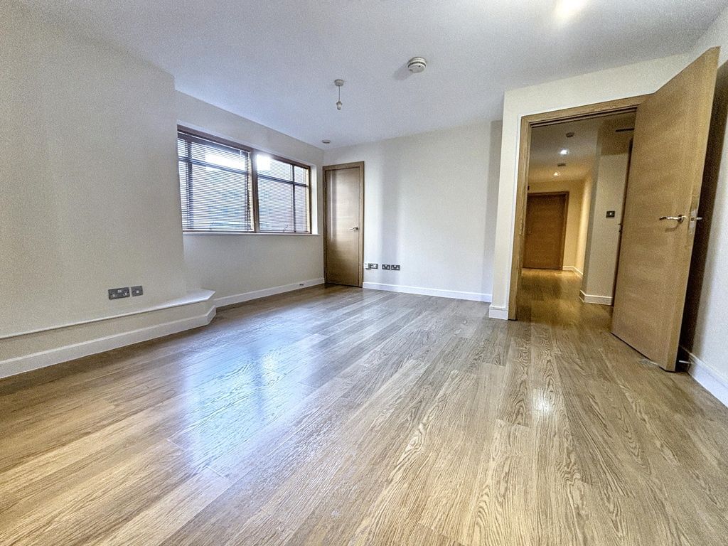 Property photo 2 of 15 Bright And Spacious Room With Modern Flooring...
