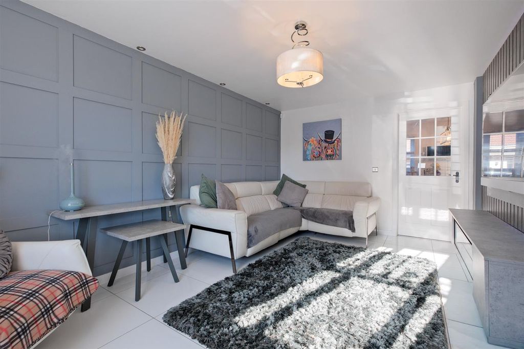 Property photo 2 of 27 Lounge