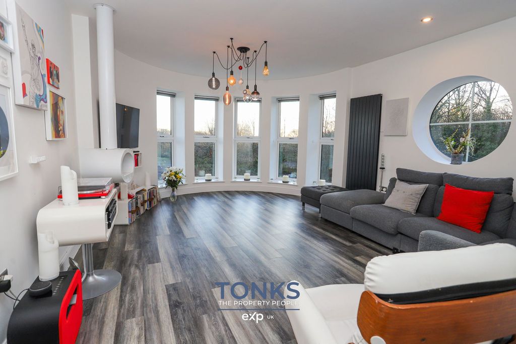 Property photo 2 of 27