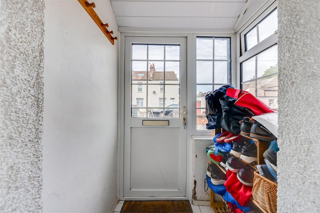 Property photo 3 of 23 A7S01315Hdr.Jpg
