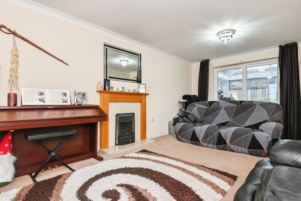 Property photo 3 of 17 Living Room