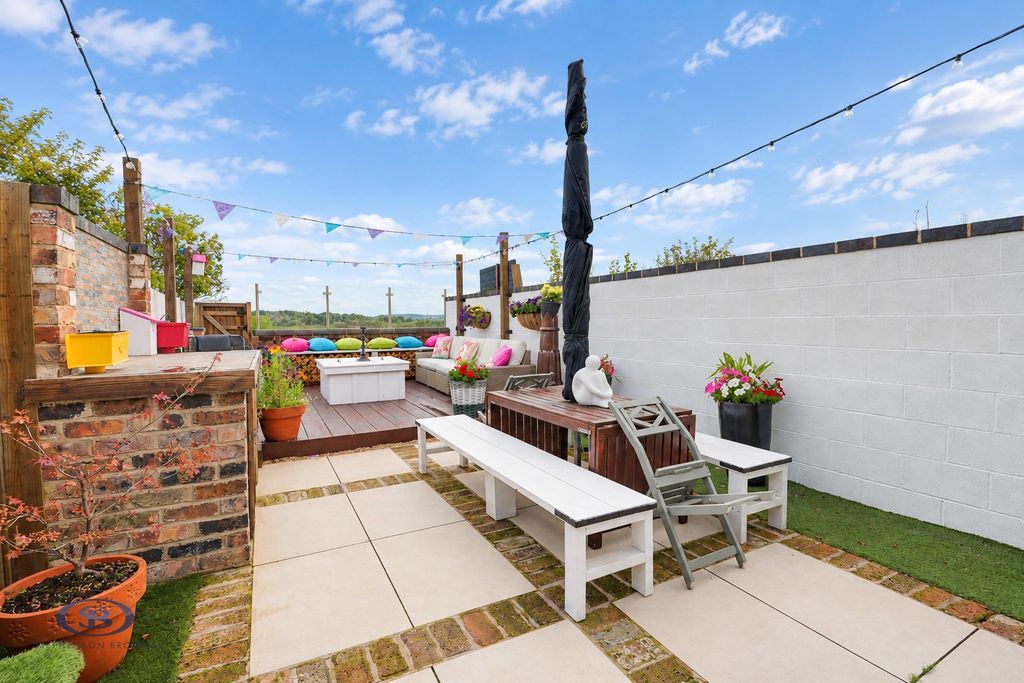 Property photo 3 of 22 Pbox-Img.Jpg
