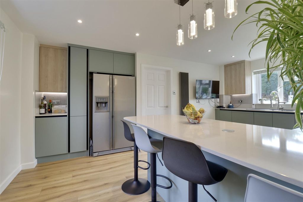 Property photo 3 of 36 Kitchen/Breakfast Room