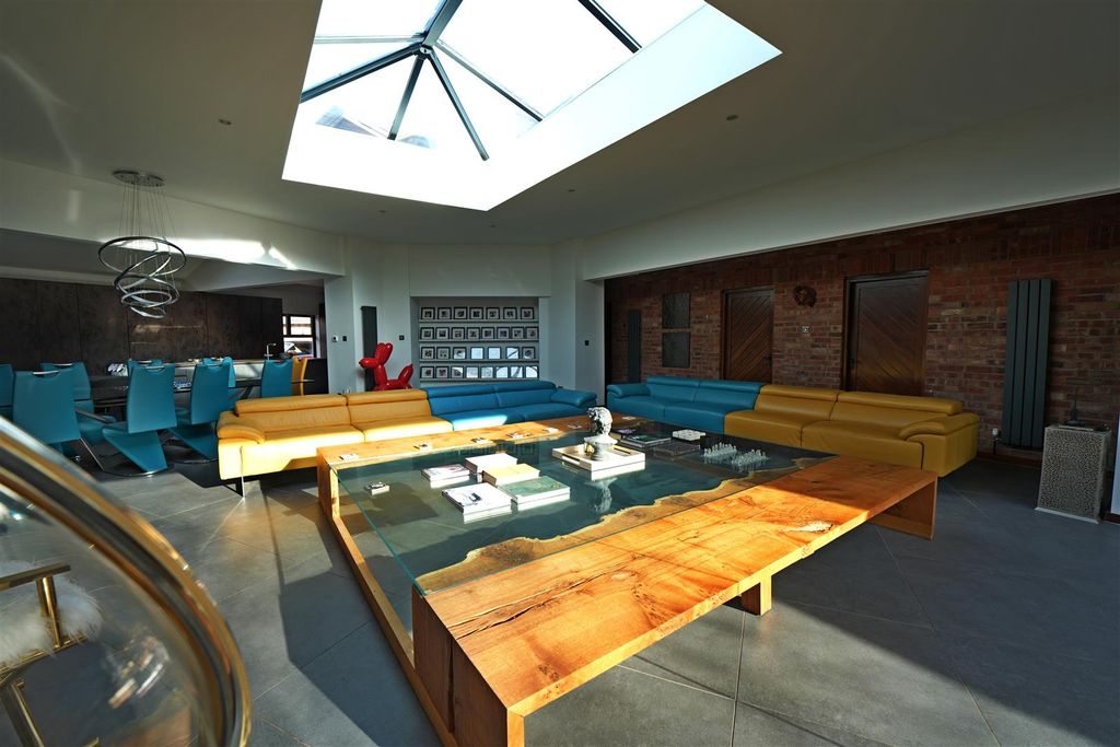 Property photo 2 of 19