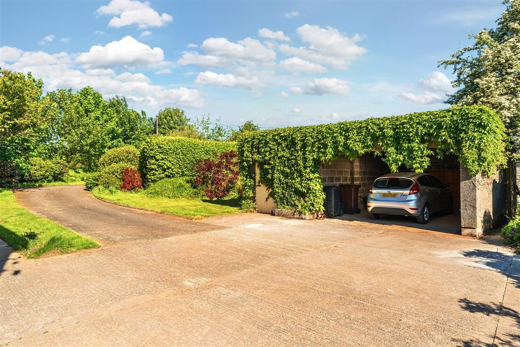 Property photo 3 of 21 Ladywell Car Portbl.Jpg