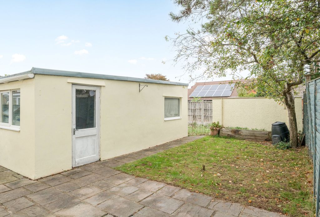 Property photo 3 of 21 Garage/Garden