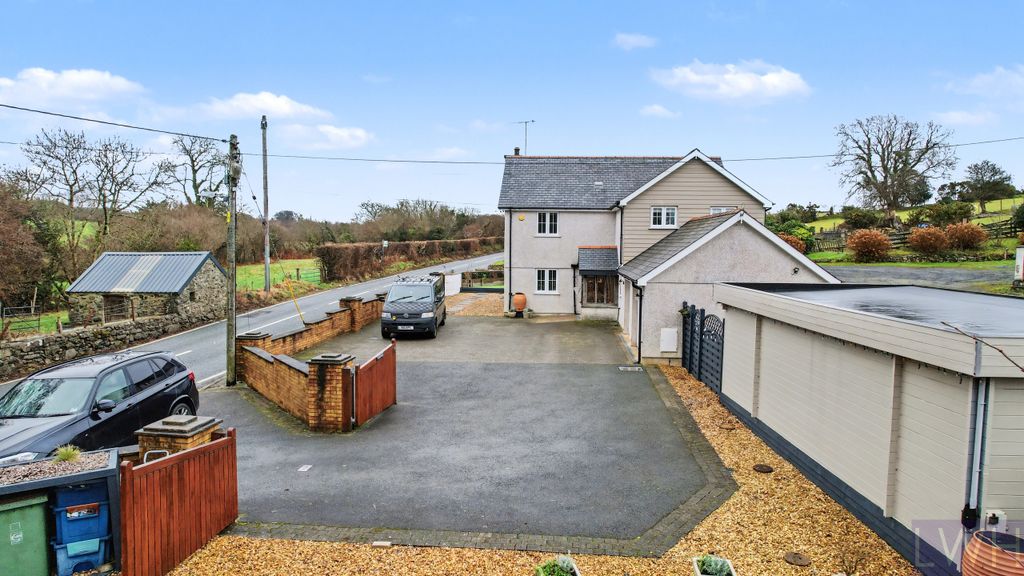Property photo 2 of 24 Driveway &amp; Garage