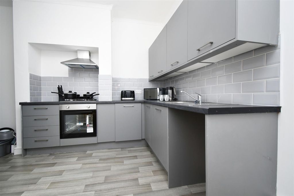 Property photo 3 of 4 Kitchen 2.Jpg