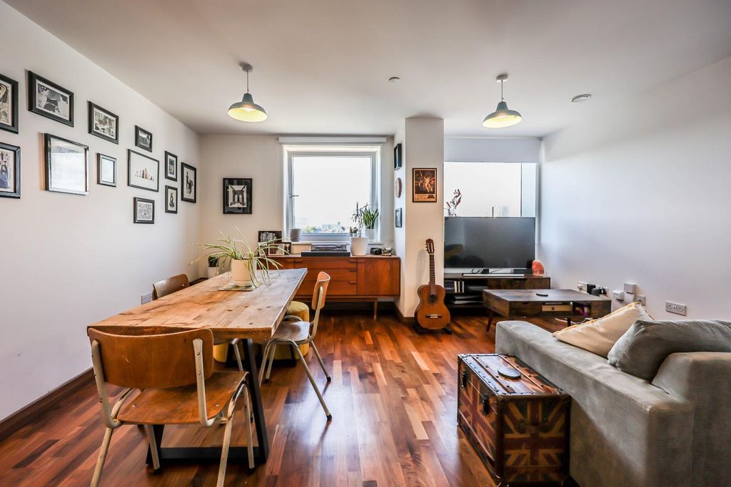 Property photo 1 of 13 Kitchen/Lounge