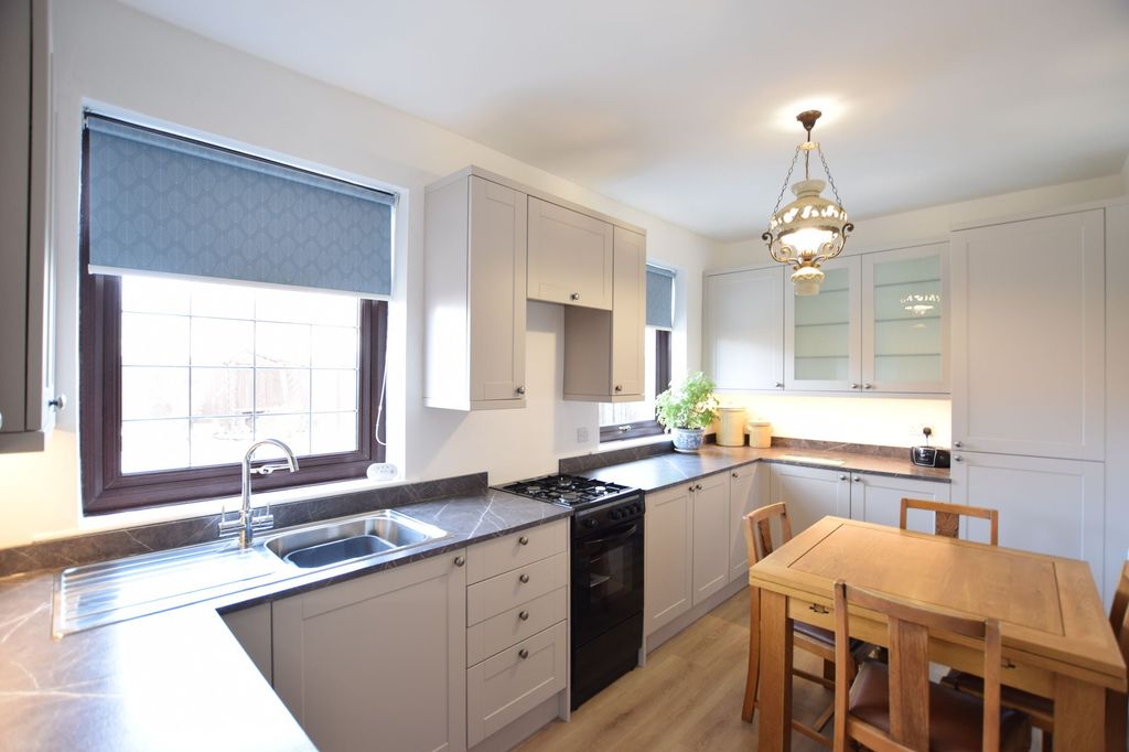 Property photo 1 of 10 Kitchen