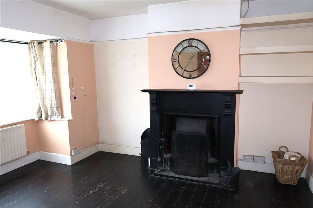 Property photo 3 of 10 Lounge