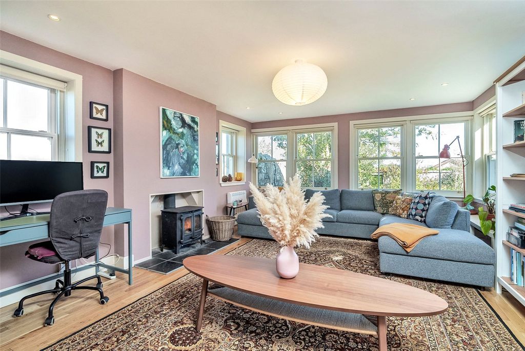 Property photo 3 of 44 Snug