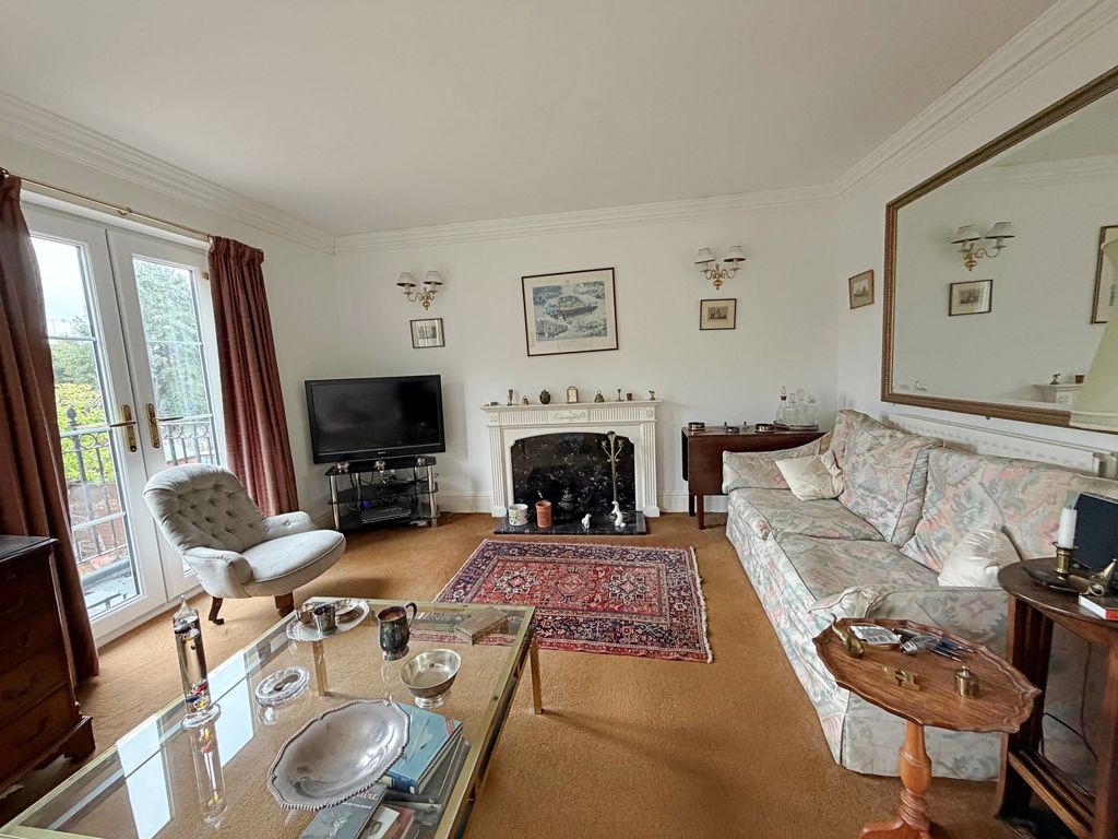 Property photo 3 of 13 Lounge