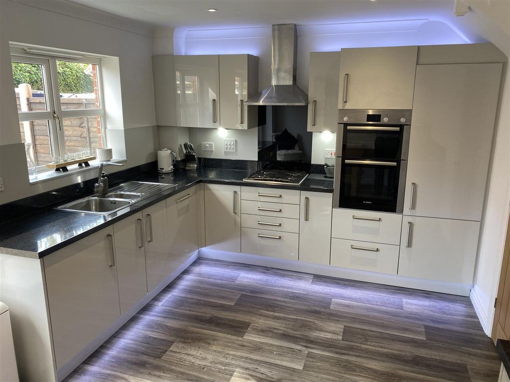 Property photo 3 of 13 Kitchen / Diner