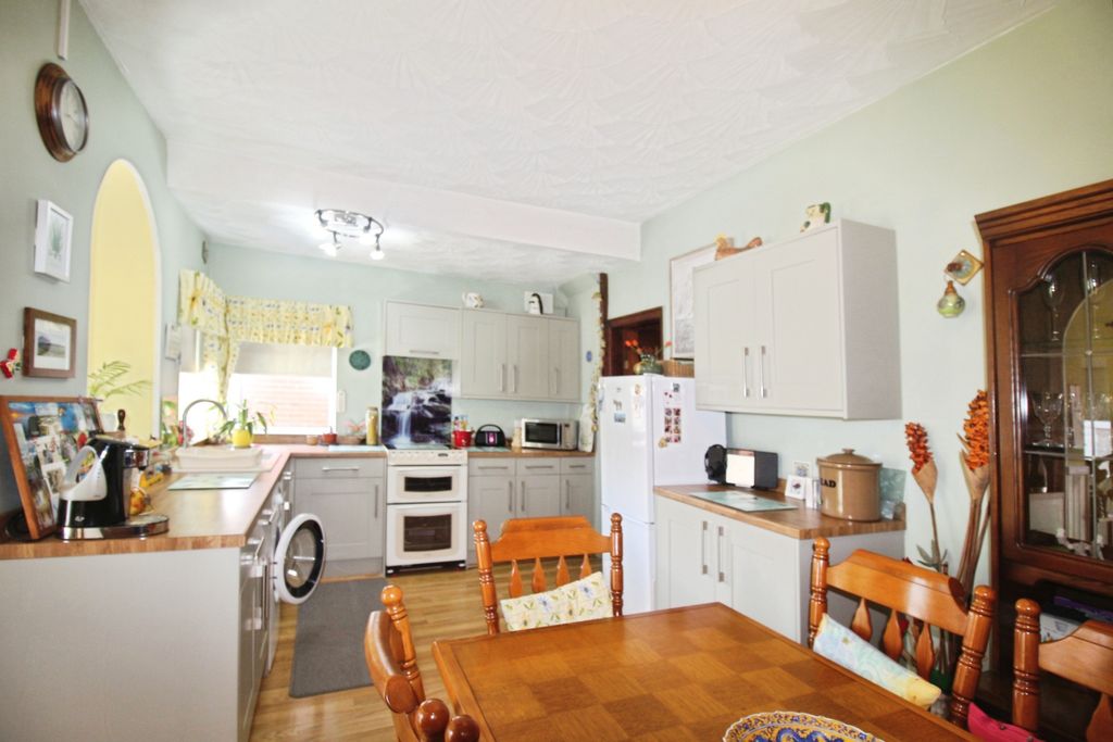 Property photo 3 of 12 Kitchen
