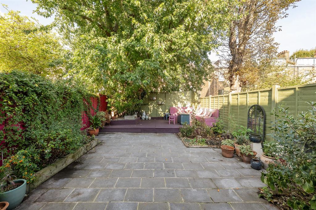 Property photo 3 of 37 Gunton Road, E5