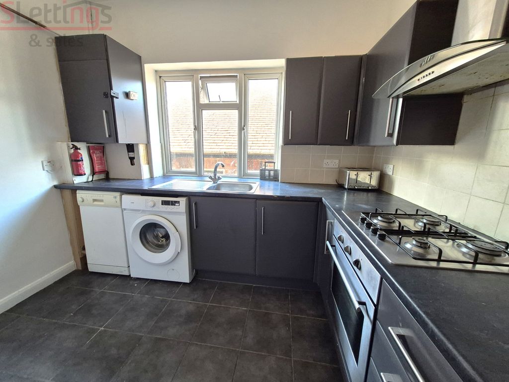 Property photo 1 of 21 4-3 Bedroom Garden Flat In Willesden Green