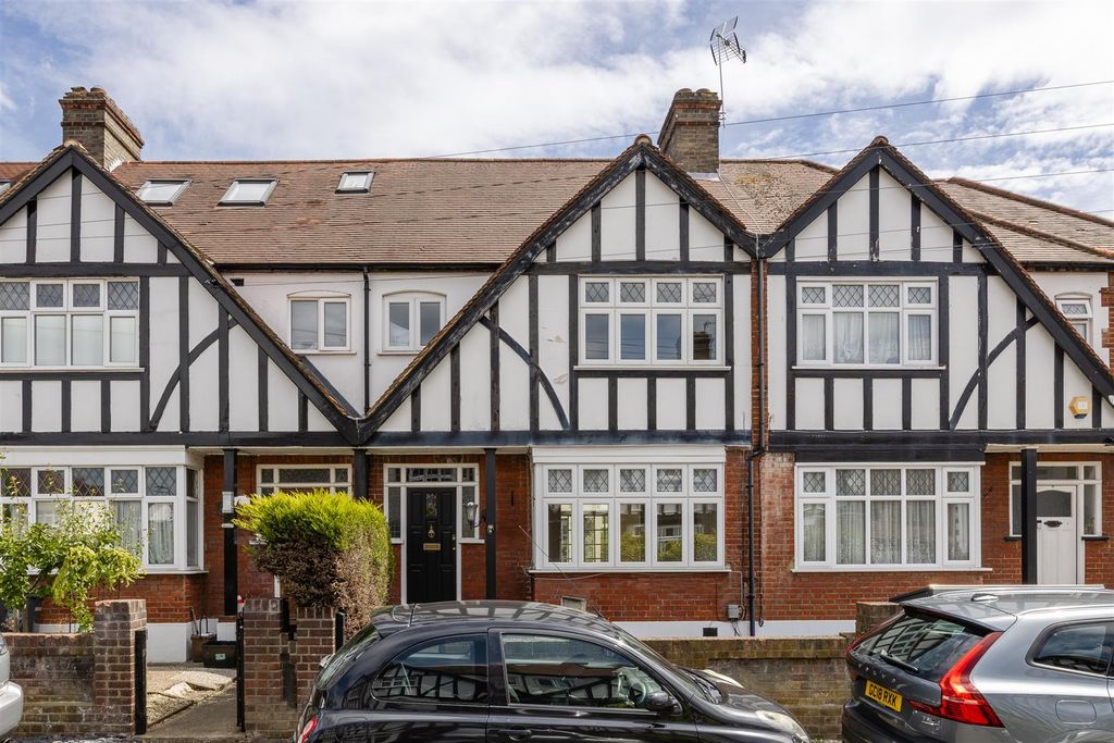 Property photo 1 of 21 Frinton Drive, Ig8
