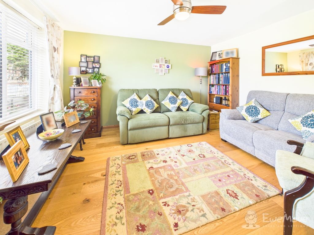 Property photo 3 of 11 Livingroom