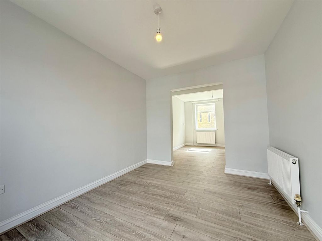 Property photo 3 of 16 Lounge