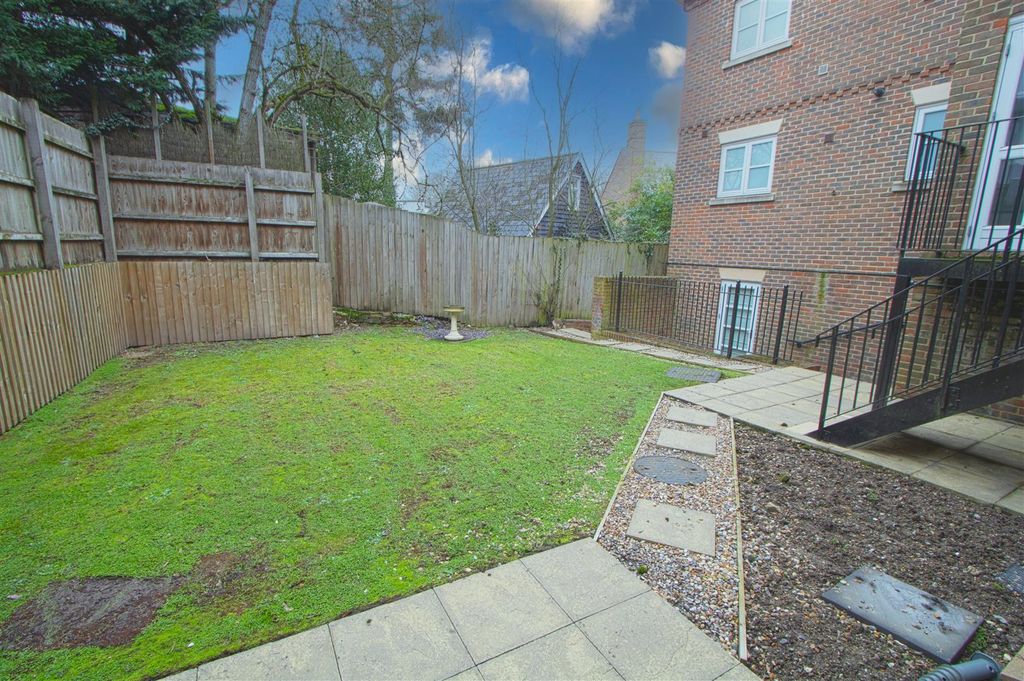 Property photo 2 of 12 Communal Garden