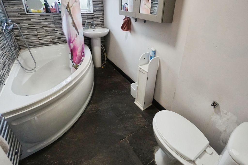 Property photo 3 of 15 Bathroom