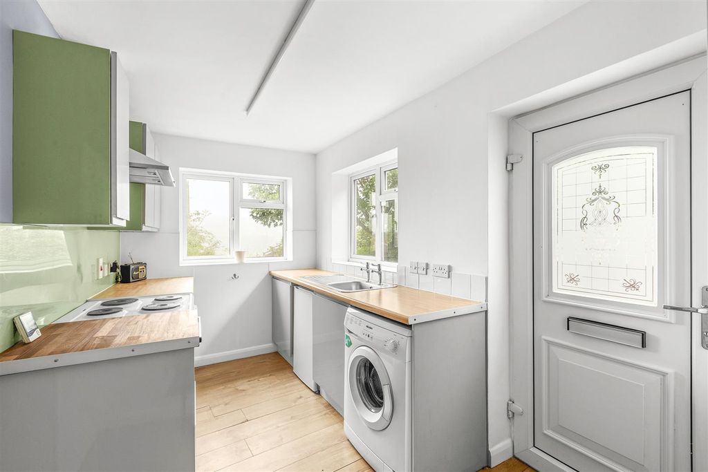 Property photo 2 of 15 70B Totteridge Road, Hp13 6Ex-7.Jpg