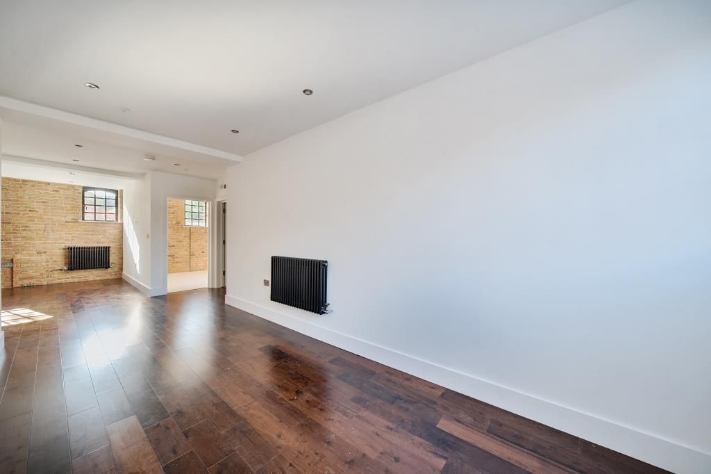 Property photo 2 of 11 Hallway