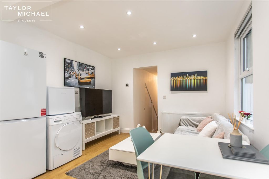 Property photo 3 of 19 Living Room