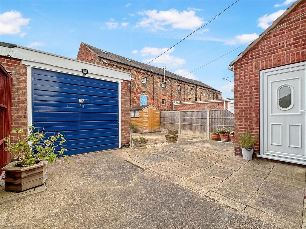 Property photo 3 of 14 Garage & Rear Garden 090