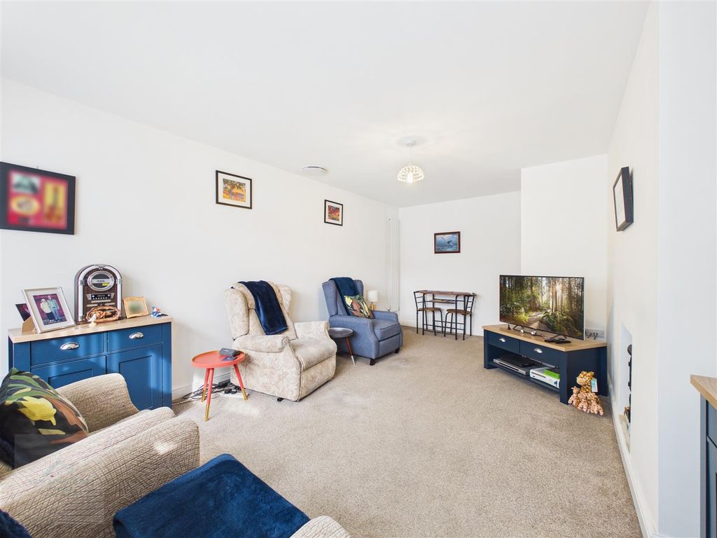 Property photo 3 of 21 Living Room