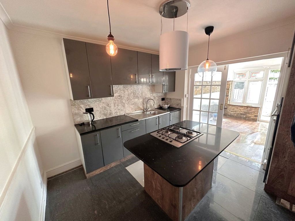Property photo 3 of 12 Kitchen