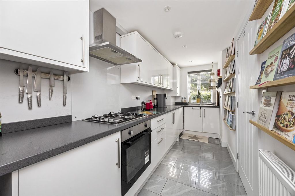 Property photo 3 of 18 Kitchen
