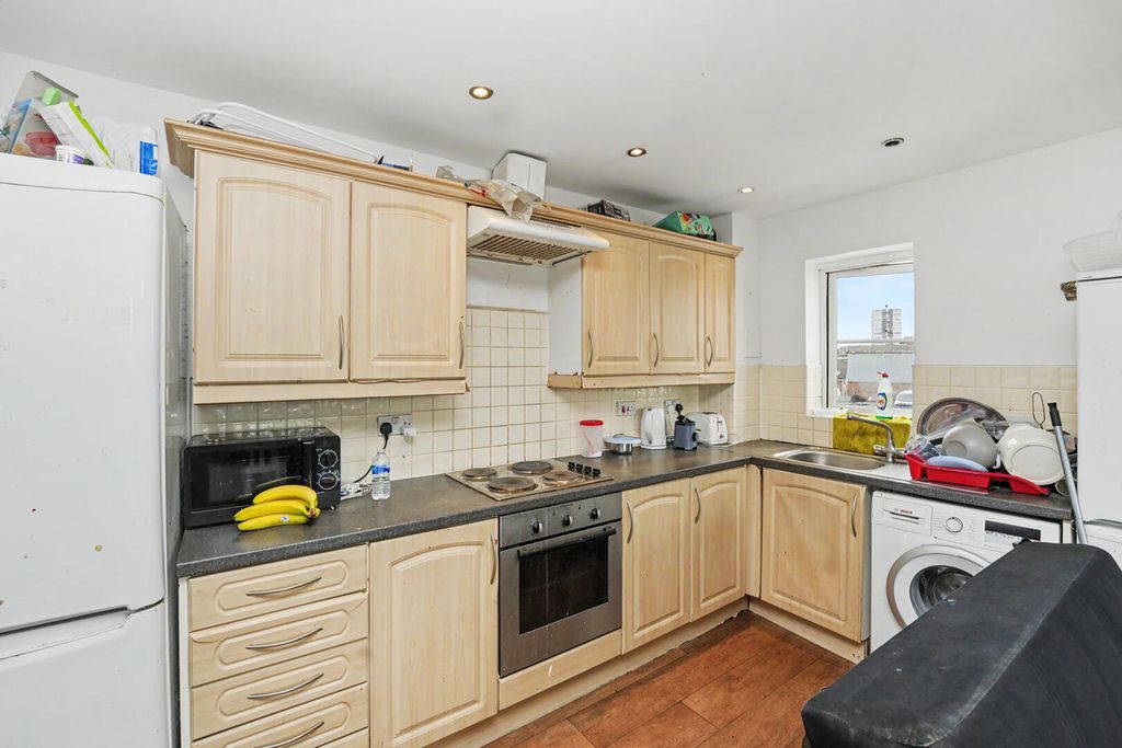 Property photo 2 of 18 Kitchen